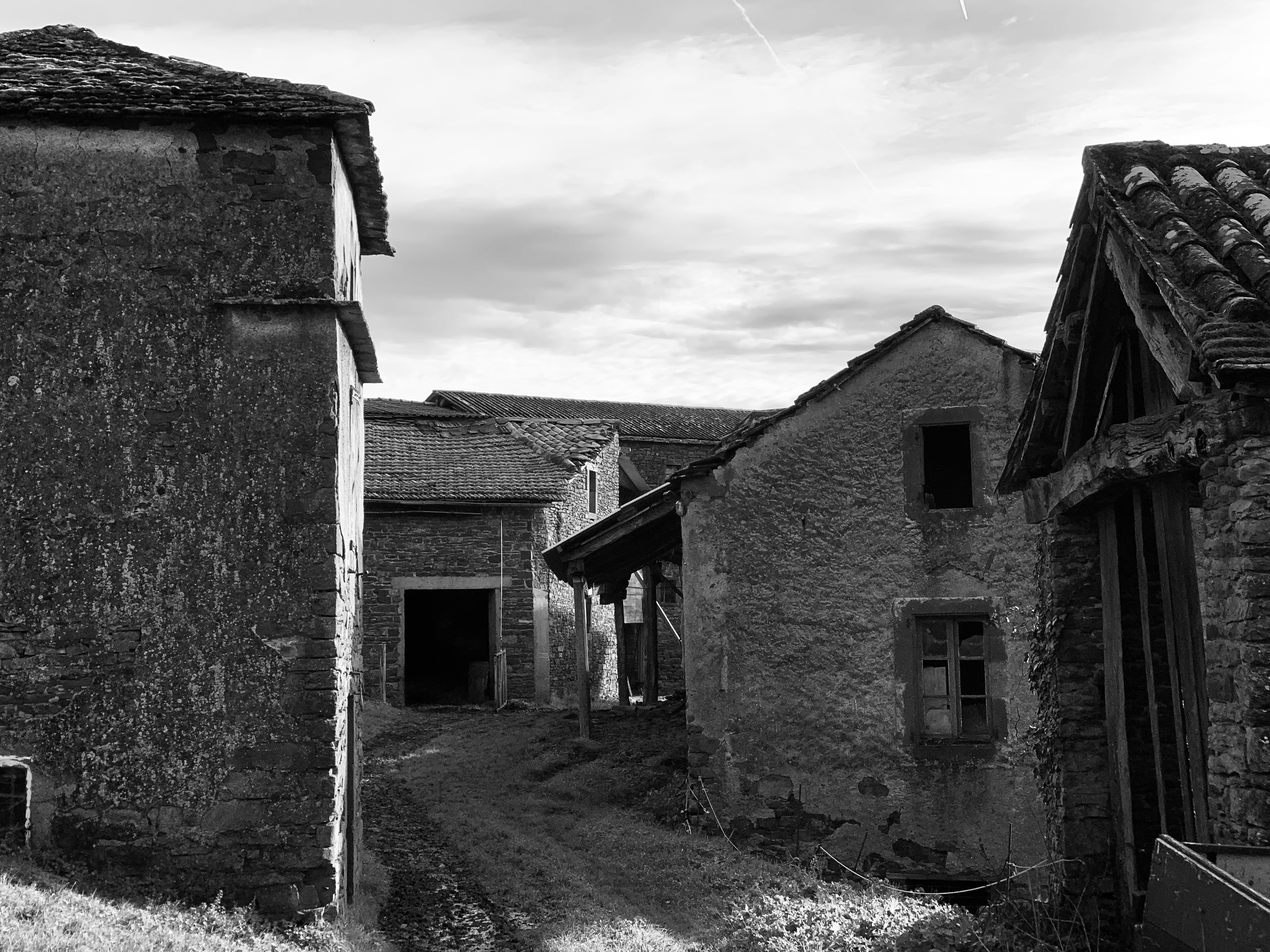 Vue du hameau des Roques entre les bâtis anciens