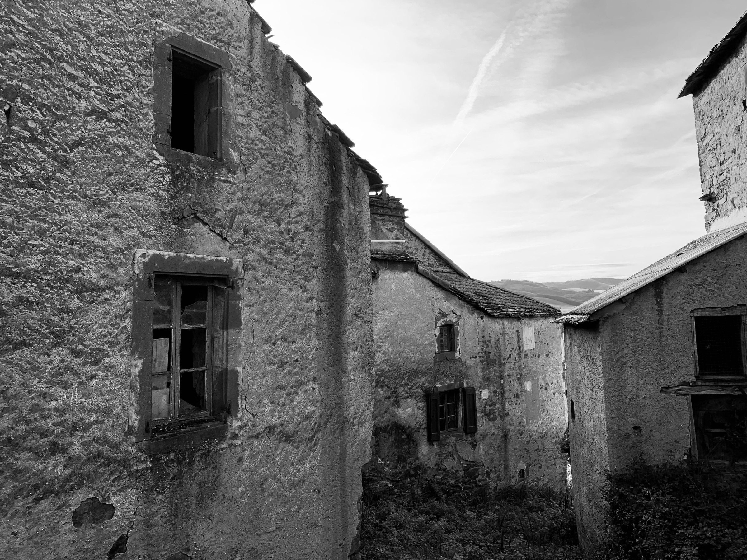 Façades dégradées et bâtiments vacants de l’ensemble rural des Roques