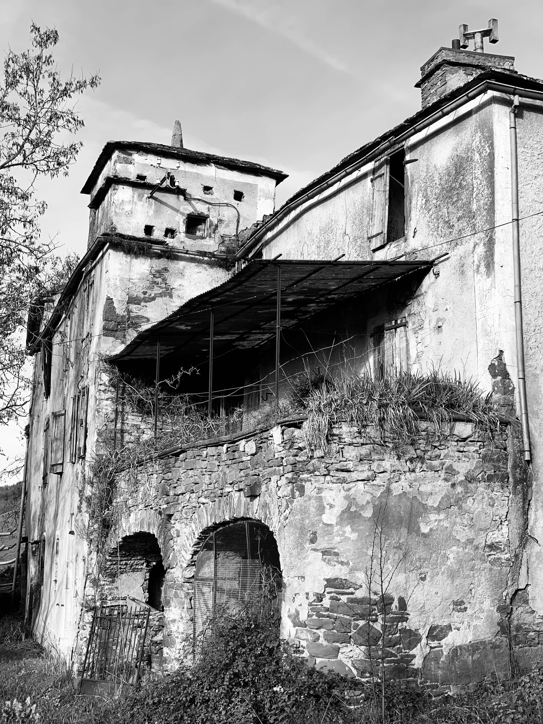 Façade verticale dégradée d’un bâtiment ancien des Roques