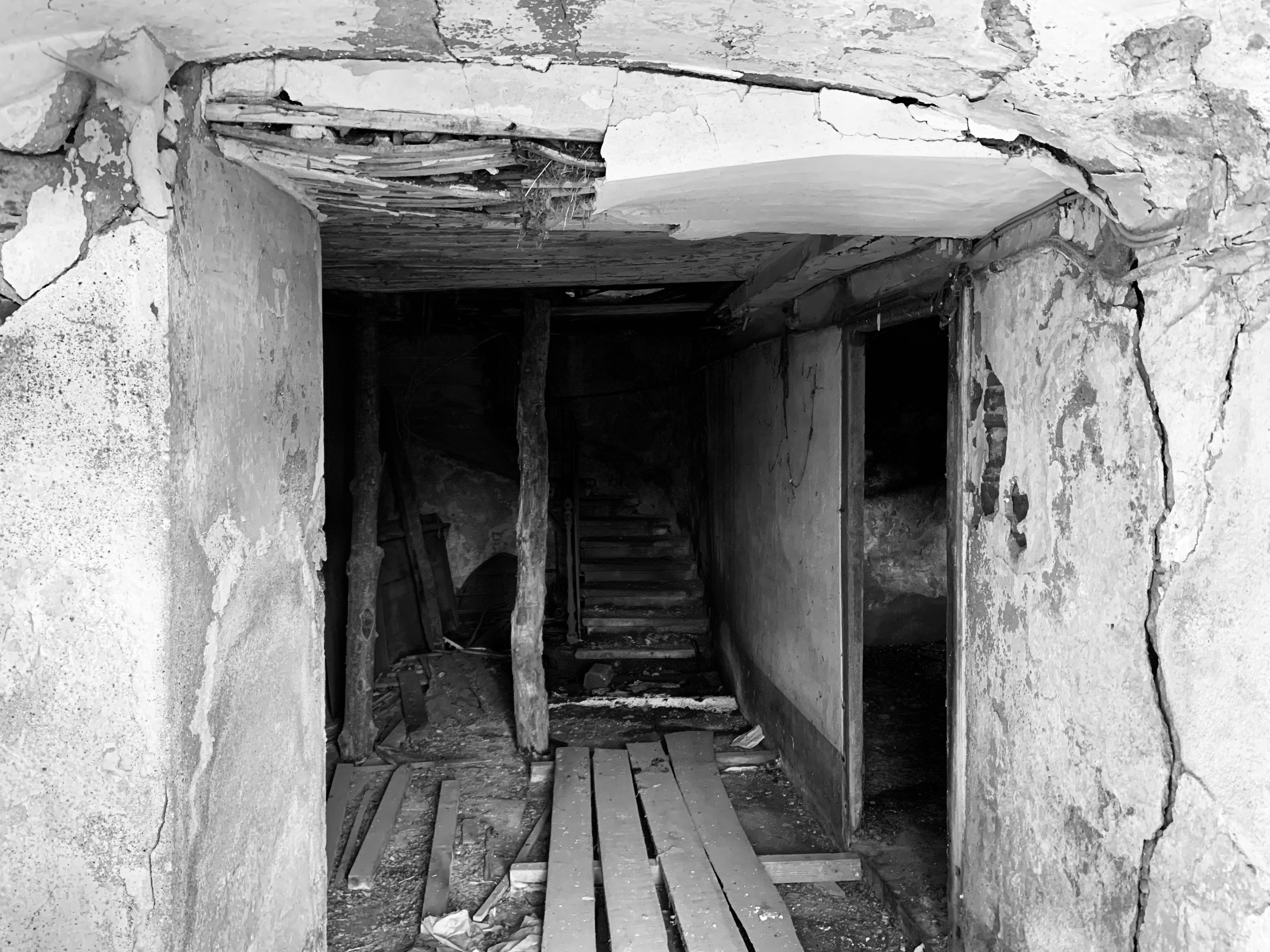 Intérieur sombre et dégradé d’un bâtiment vacant des Roques